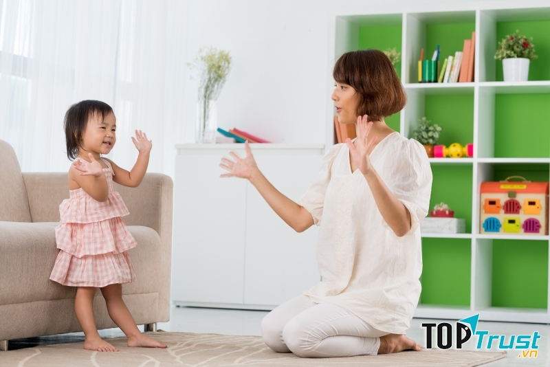 Nhảy múa giúp tăng cường trí thông minh cho bé dưới 3 tuổi.