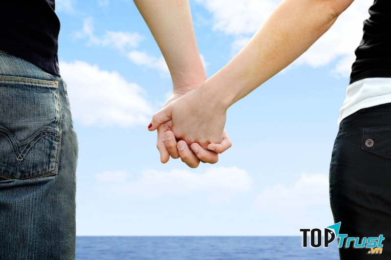 Nhẹ nhàng đan tay mình vào tay anh ấy