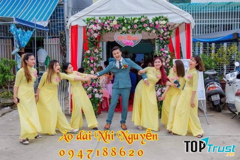 Những chiếc áo dài màu sắc tươi tắn cho dàn phụ dâu.