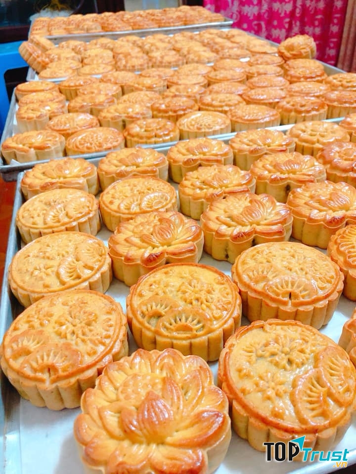 Bánh trung thu vừa mới ra lò với màu sắc vàng ươm hấp dẫn của Nhi Phạm