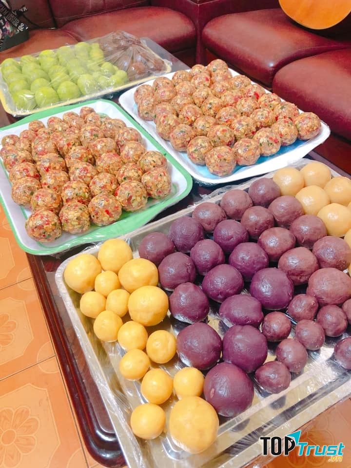 Nhân bánh được viên tròn, xếp ngay ngắn trước khi được bao bọc lớp bột bên ngoài