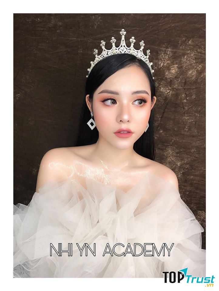 Tại đây, các nàng được chăm chút rất tỉ mỉ trước khi lên hình