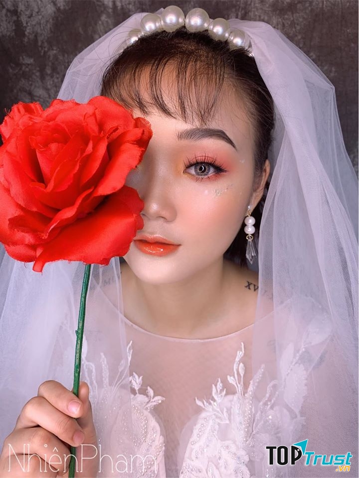 Nhiên Phạm Makeup