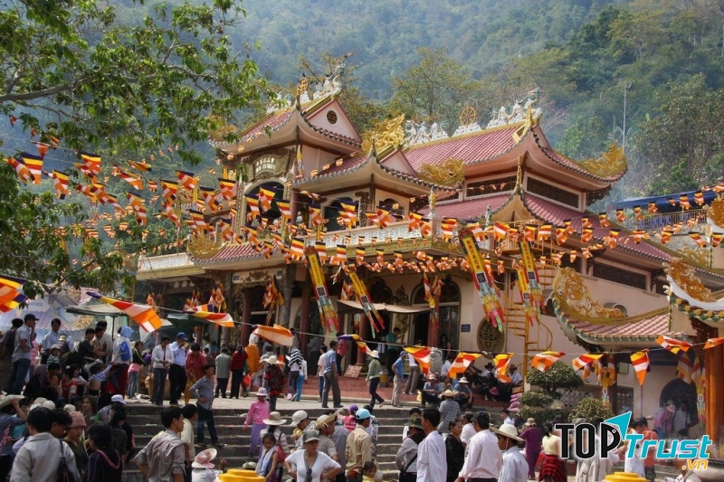 Khách thăm chùa đông đúc