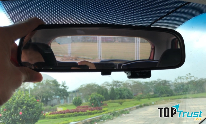 Sử dụng gương chiếu hậu giữa