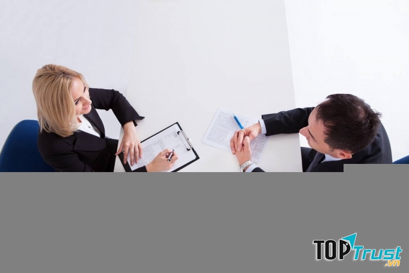 Những nhà đầu tư kinh doanh thường sẽ không có cảm giác tin tưởng đối với những người có ánh nhìn không cố định, đảo mắt khắp nơi trong không trung. Điều này sẽ khiến bạn bị mất điểm trong mắt người phỏng vấn.