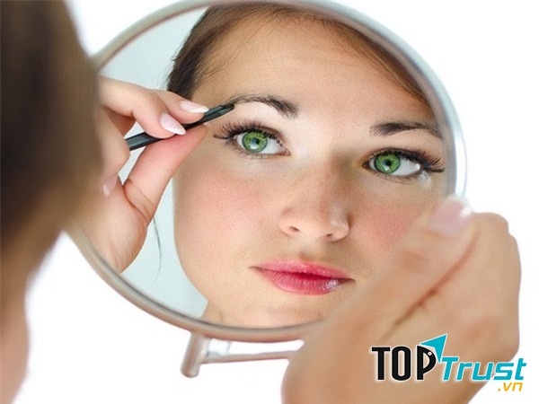 Nhổ lông mày trước khi tắm là sai