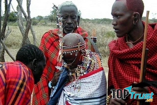 Bố của cô dâu sẽ ban phước cho con mình bằng cách nhổ nước bọt lên đầu và ngực