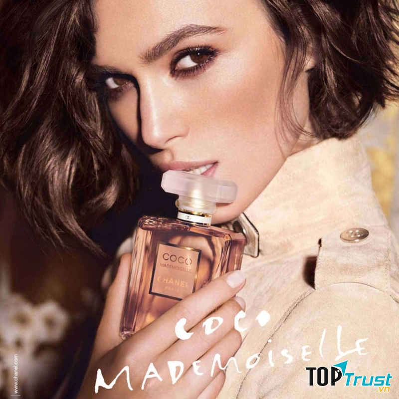 Nhớ xịt một chút nước hoa lên quần áo của bạn nhé