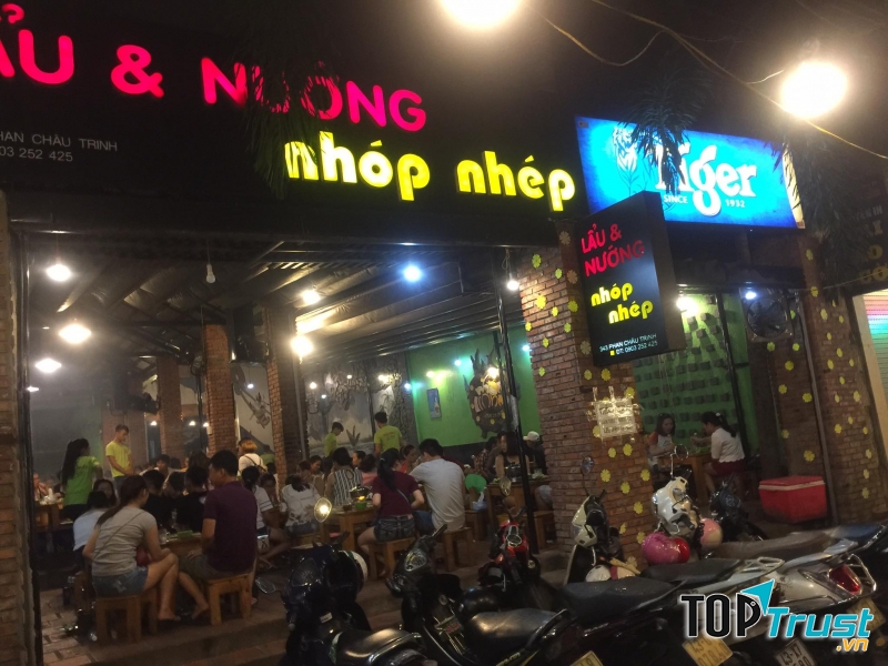 Từ ngoài nhìn vào Nhóp Nhép