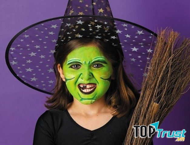 Dù rất ấn tượng, nhưng không khuyến khích các bạn vẽ quá nhiều màu sắc lên làn da nhạy cảm của các bé