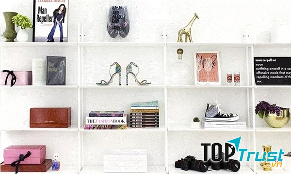 Những chiếc kệ đầy tràn vật dụng