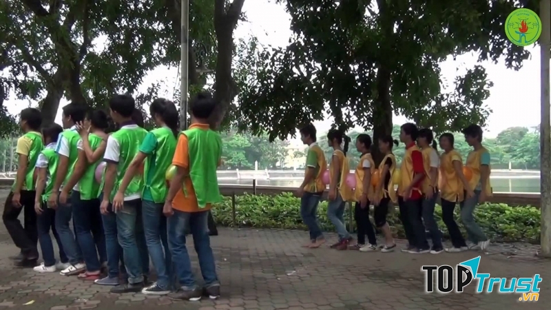 Hai chú sâu đang đi về đích