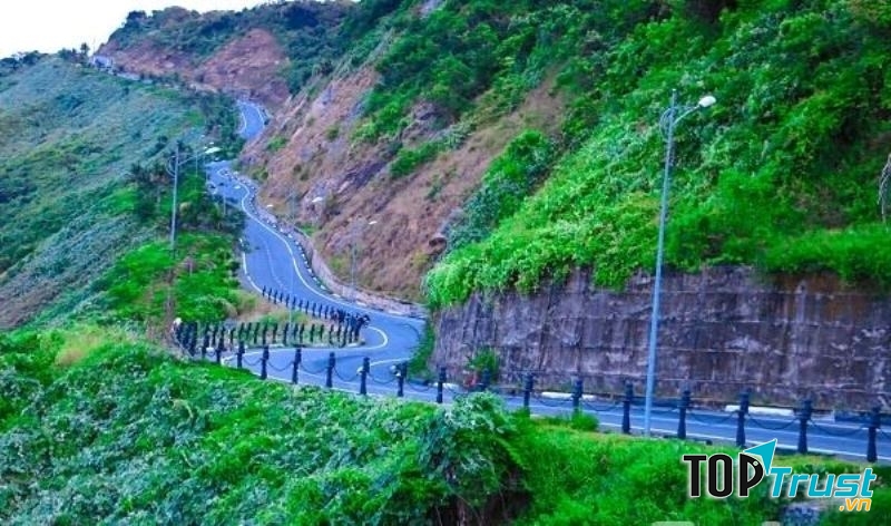 Những con đường ven biển cũng là một background xinh xắn cho những bức hình của bạn. Ảnh: checkin vietnam