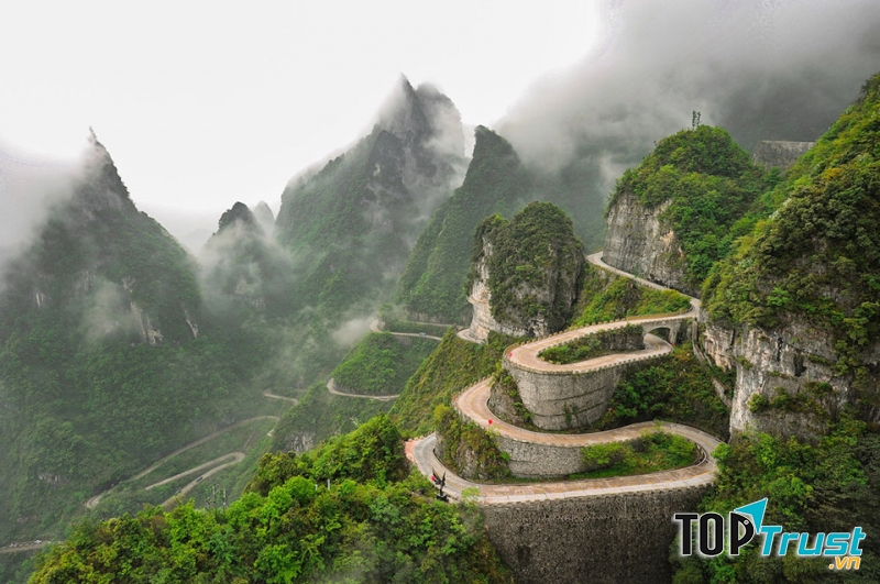 Con đường 99 khúc cua tại Thiên Môn Sơn