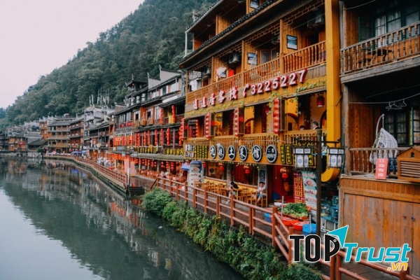 Nét kiến trúc mang đậm phong cách xứ Trung Hoa ngay tại Phượng Hoàng Cổ Trấn