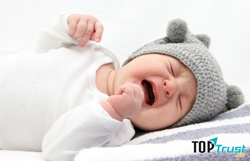 Đôi khi những điều nhỏ nhặt nhất như núm ti có vị không tốt cũng khiến bé khóc nhè