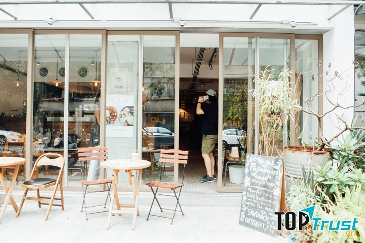 Trước một quán cà phê cổ kính
