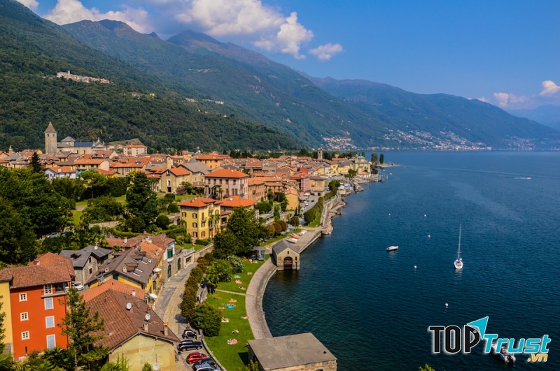 Hồ Maggiore luôn tràn ngập ánh nắng và mặt nước trong veo tựa như một bức mành che phủ phía chân trời