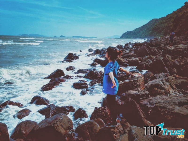 Ở Cái Chiên có 4 bãi biển đẹp, nước xanh và trong: bãi Đầu Rồng, Bạn Cả, Cái Chiên và Vụng Bầu