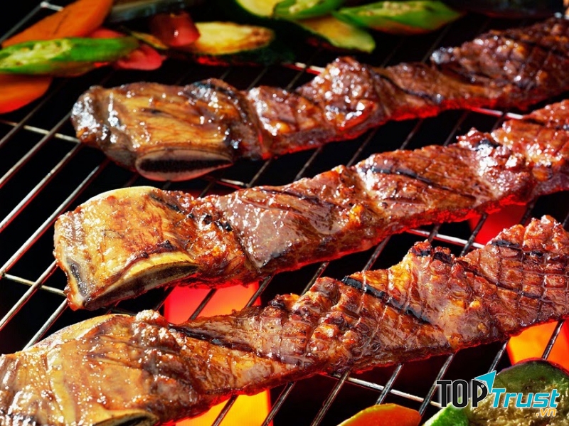 Nếu thuê lều các bạn có thể dựng lều, cắm trại ngoài bờ biển và nướng BBQ