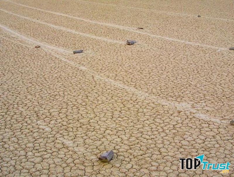 Những hòn đá tự di chuyển