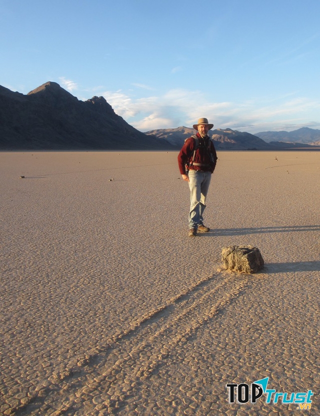 Những hòn đá tự di chuyển