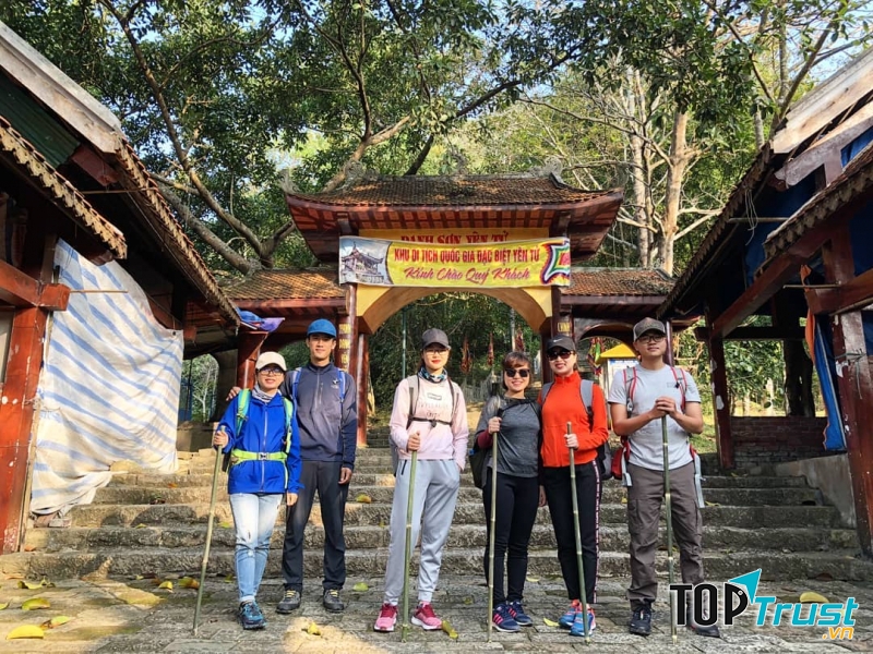 Trang phục gon nhẹ để khám phá Yên Tử