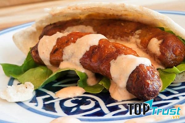 Sữa chua và xúc xích không nên ăn cùng nhau