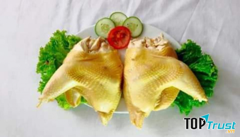 Gà râu là đặc sản nơi đây, với nhiều cách chế biến khác nhau