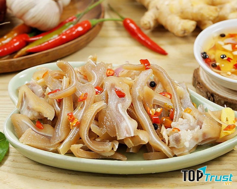 Tai heo chua ngọt là mồi nhậu hấp dẫn ngày Tết