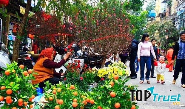 Phiên chợ được họp ngay trên phố, mọi người thoải mái mua bán và trao đổi rất rôm rả.