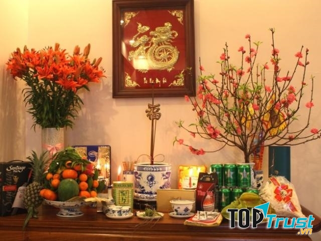 Khi đó, cả gia đình tôi kính cẩn trước bàn thờ tổ tiên để cầu mong những điều tốt đẹp nhất sẽ đến trong tương lai.