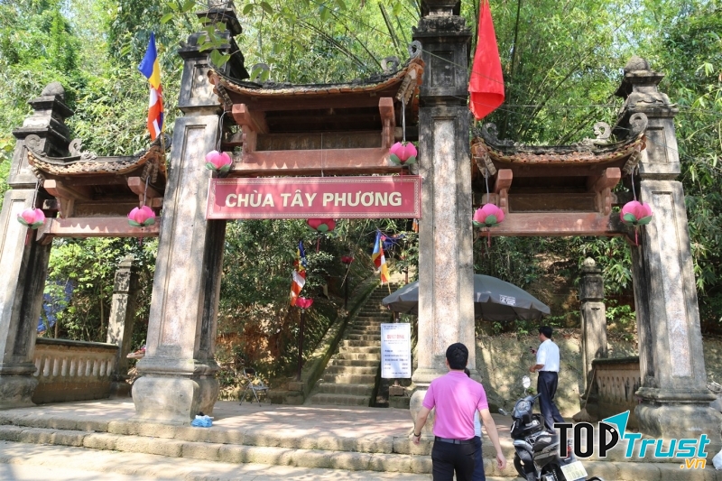 Cổng ba gian dẫn lên chùa Tây Phương