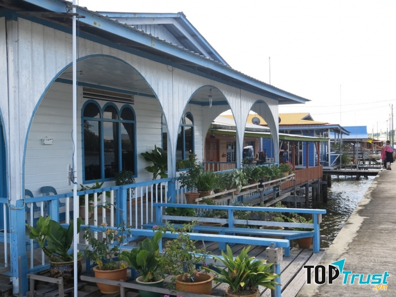 Những ngôi nhà nổi trên nước