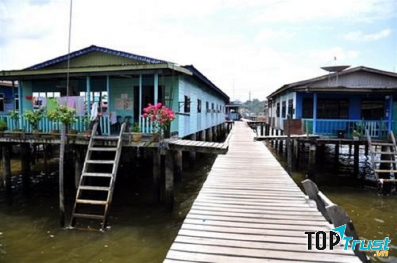 Cảnh quan độc đáo và đặc trưng nhất trong đất nước Brunei phải kể đến là những ngôi nhà nổi trên nước.