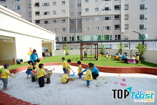 Sân chơi ngoài trời với các dụng cụ