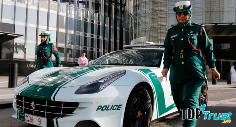 Những nữ cảnh sát Dubai bên chiếc xe tuần tra siêu chất