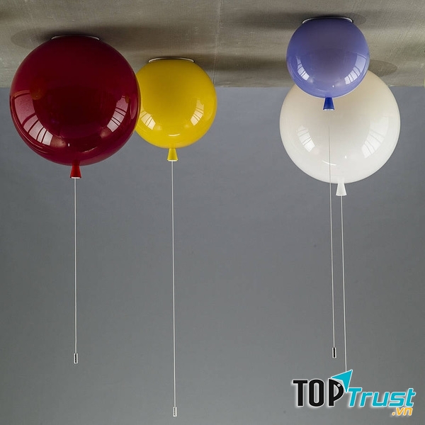 Bé rất thích thú khi nhìn ngắm những quả bóng bay sắc màu.