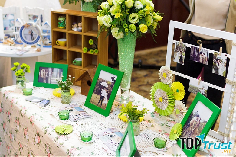 Những tấm thiệp hay hình ảnh của 2 người trên bàn tiệc