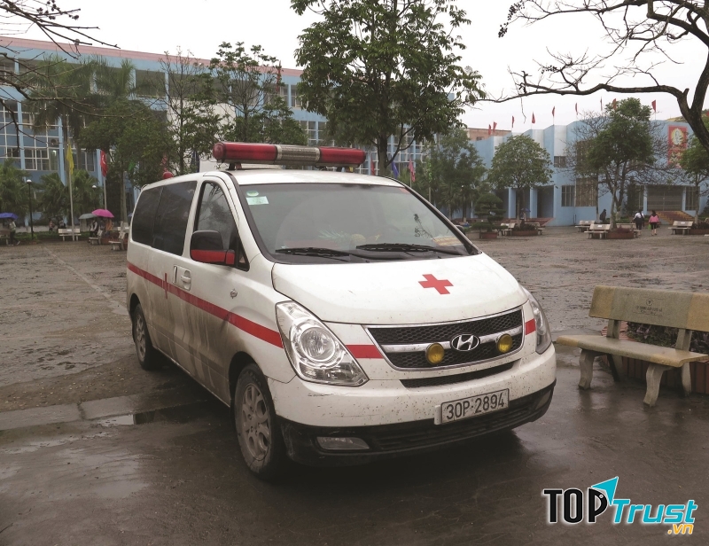 Nhường đường cho xe ưu tiên - xe cấp cứu