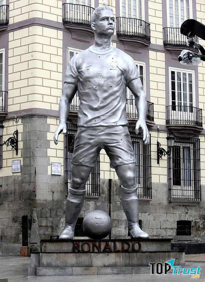 Tượng Ronaldo tại quảng trường trung tâm thủ đô Madrid, Tây Ban Nha