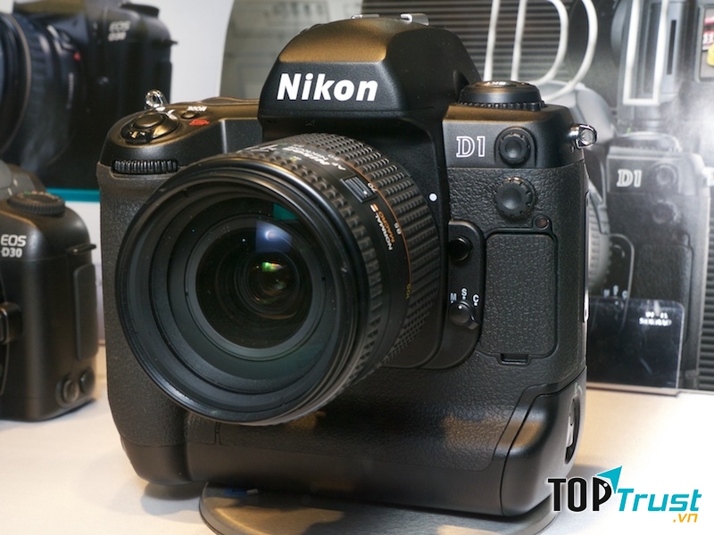 Nikon D1 - máy ảnh DSLR đầu tiên