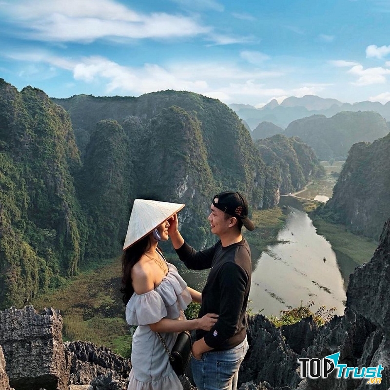 Nhờ sự đa dạng về cảnh quan gồm núi, sông, hang động, Ninh Bình là lựa chọn lý tưởng cho những du khách muốn trải nghiệm thiên nhiên theo những cách khác nhau.