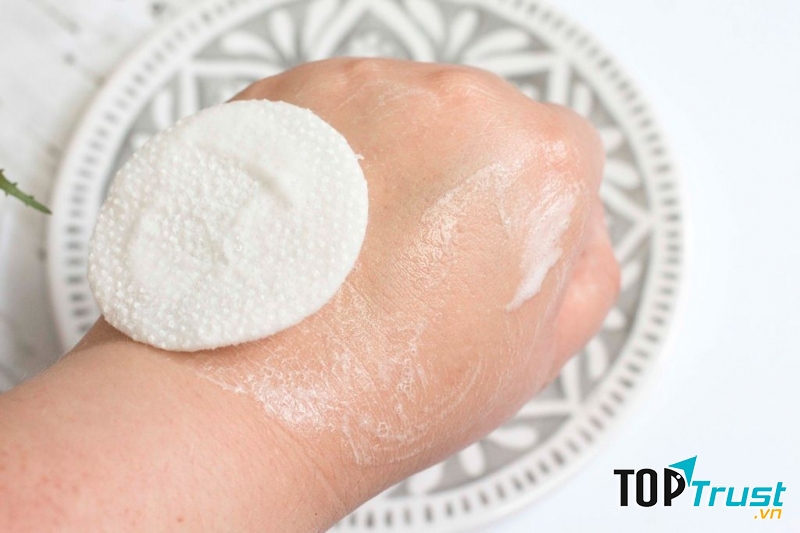 Trong từng miếng bông có đầy đủ thành phần tẩy trang lành tính như Hyaluronic Acid và Glycolic