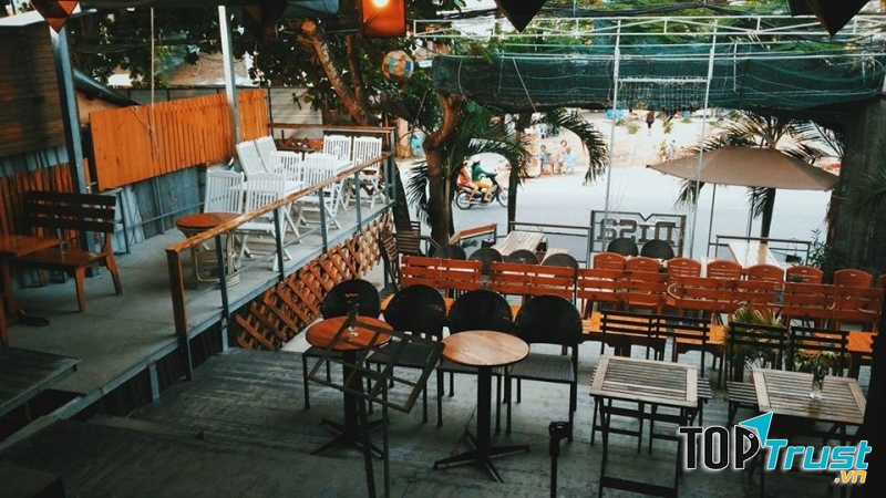 Quán bày trí kiểu bậc thang