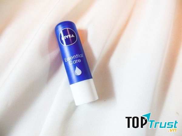 Đây là dòng son dưỡng không màu có thành phần tinh dầu jojoba và bơ hạt mỡ