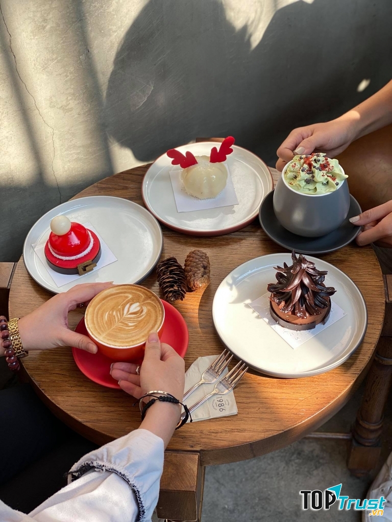 Đồ uống hấp dẫn cùng những món bánh thơm ngon sẽ cho bạn những trải nghiệm thú vị khi đến với Cafe 1986