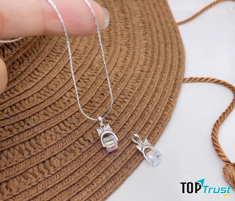 Dây chuyền được thiết kế tỉ mỉ tinh tế, đa phần rất mảnh