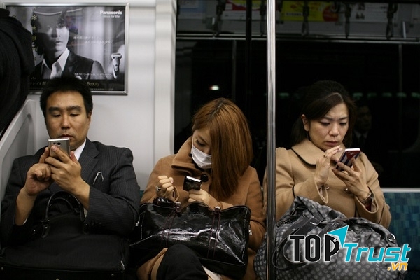 Nói chuyện trên tàu điện ngầm là mất lịch sự